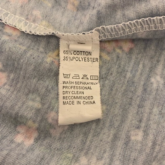 Women's V-Neck T-Shirt Floral Pattern Medium - Picture 6 of 9